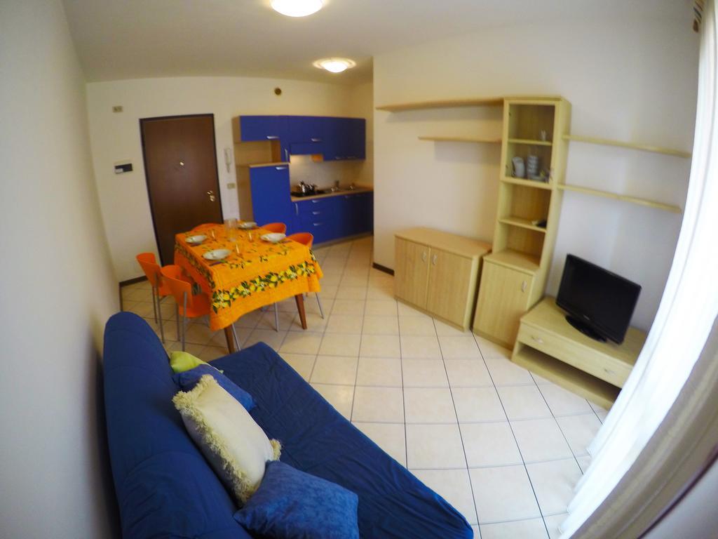 Residence Pineta - Agenzia Cocal Каорле Стая снимка