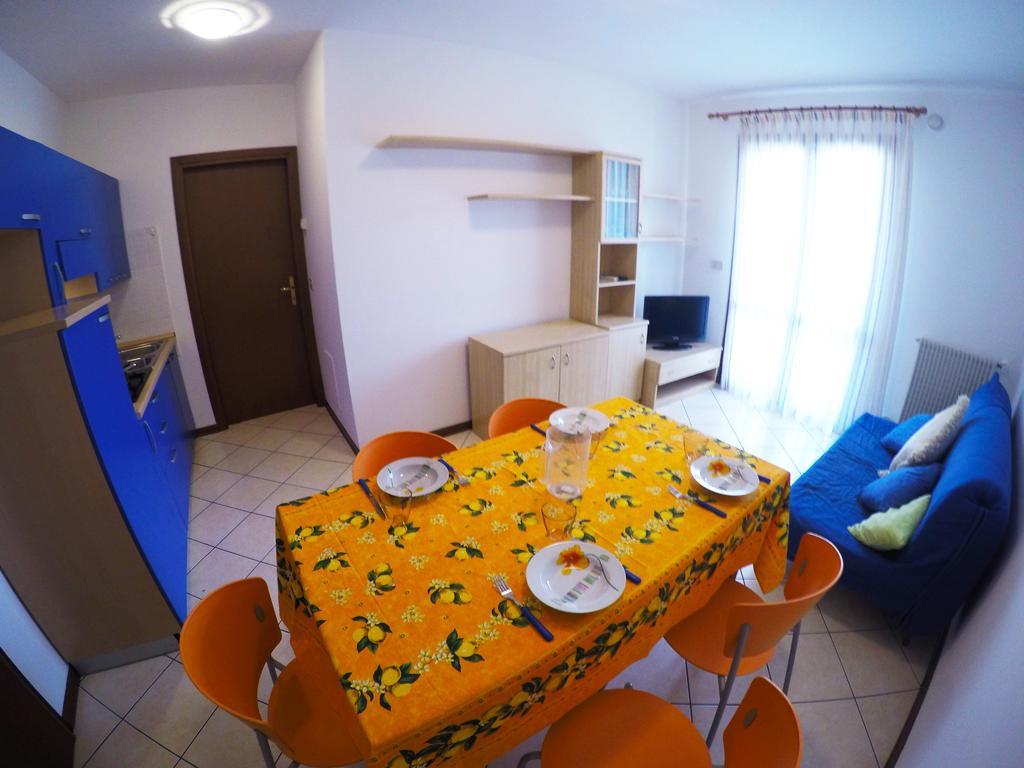 Residence Pineta - Agenzia Cocal Каорле Стая снимка